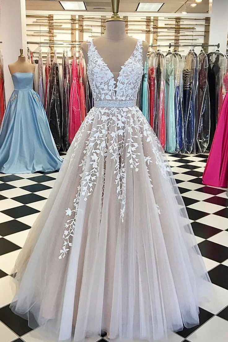 Tulle Appliques V-neck A-line Ball Gown Prom Evening Dresses